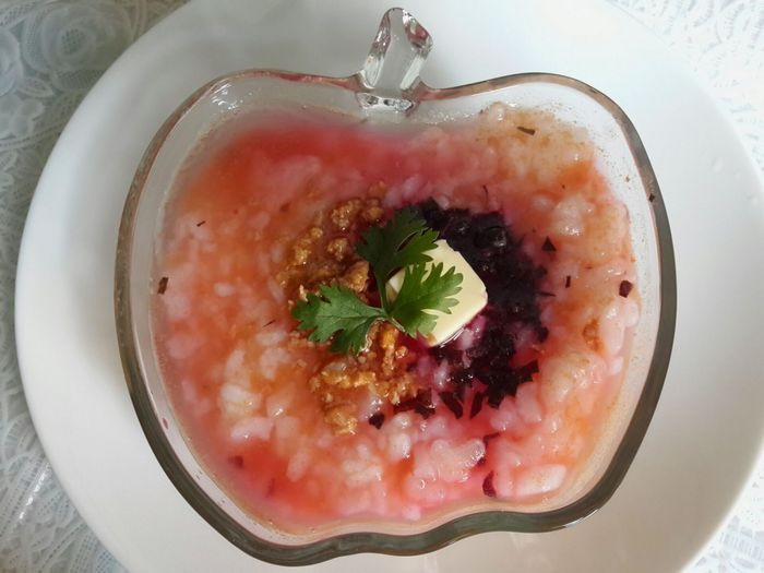 Cháo gạo tẻ, rau dền tía. Rau dền tía tươi 100g, bỏ rễ và rửa sạch, thái nhỏ và cho vào 100g gạo tẻ nấu thành cháo. Mỗi ngày ăn 2 lần vào buổi sáng và chiều. Chú ý những người đi tiêu chảy vì tì hư không được dùng bài thuốc này. Ảnh: Monngonmoingay.