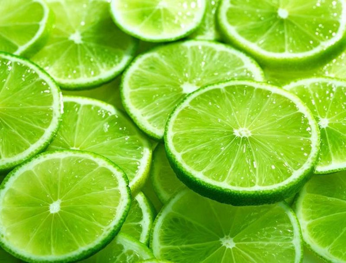4. Chanh: Chanh không chỉ có tác dụng tẩy tế bào da chết, chống viêm và giúp trắng da mà còn có tác dụng trị mụn bọc ở cằm hiệu quả. Vitamin C trong chanh có tác như một chất làm khô da, khiến nốt mụn nhanh chóng biến mất. Ảnh: phunutoday.vn.