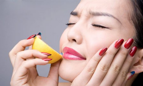 Để thực hiện cách trị mụn bọc ở cằm hiệu quả này, bạn hãy dùng miếng bông thấm nước chanh thoa lên vùng da mặt, đặc biệt là vùng da cằm bị mụn bọc. Sau đó để cho miếng bông khô. Thực hiện cách trị mụn bọc ở cằm này ít nhất 2-3 lần/tuần để đạt hiệu quả mong muốn. Ảnh: Medium.com.