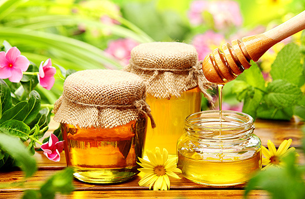 3. Mật ong: Mật ong có tác dụng trị mụn bọc ở cằm bởi trong mật ong có chứa các tác nhân kháng khuẩn đặc biệt. Cách tốt nhất để trị mụn bọc ở cằm với mật ong là thoa lên vùng da cằm bị mụn bọc mật ong nguyên chất hoặc thêm vài giọt chanh, để khoảng 15 -20 phút, sau đó rửa sạch mặt với nước ấm. Ảnh: rethinkrubbish.com.