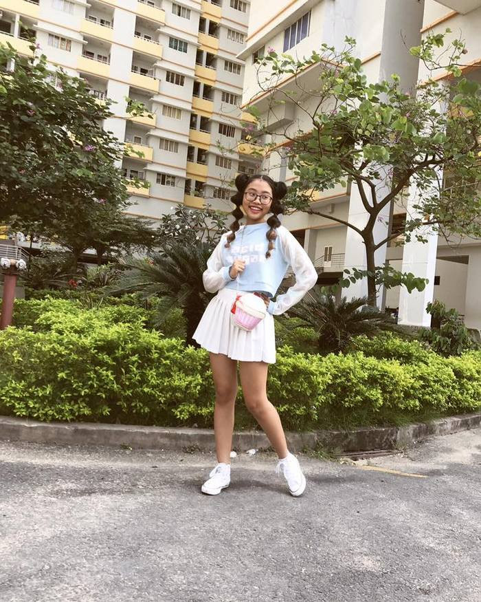 Theo thời gian, khi bước vào showbiz, cô bé dân ca ngày nào cũng dần thích nghi, phong cách thời trang của cô bé bắt đầu thay đổi, có phần chững chạc hơn tuổi 14 của cô bé. Ảnh: FBNV.