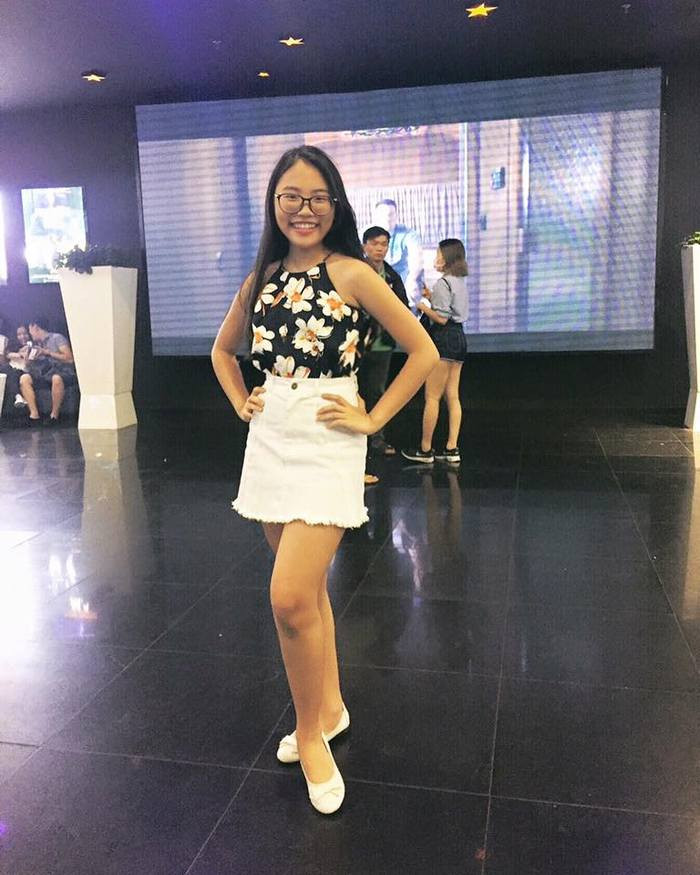 Phương Mỹ Chi có vẻ cũng rất chịu khó cập nhật các mốt thời trang hiện hành, cô bé diện những bộ quần áo có thể khoe được vóc dáng đang phổng phao của mình. Ảnh: Yannews.