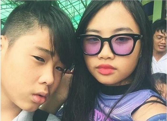 Ngay cả đời thường, Chị Bảy cũng nổi bật với bạn bè cùng trang lứa với kiểu ăn mặc già hơn tuổi và đôi môi bao giờ cũng đánh son. Ảnh: Tiin.