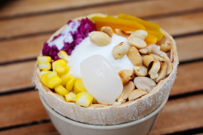 Nước dừa trộn hoa quả. Với trẻ từ 9 tháng tuổi trở lên, mẹ có thể trộn nước dừa cùng chuối hoặc khoai lang, bí đỏ. Nước dừa có vị thơm ngọt, mát, khi kết hợp cùng chuối sẽ kích thích vị giác, đem lại cảm giác ngon hơn cho món ăn. Ảnh: Uteen.