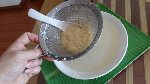 Sữa dừa ngô nếp. Món ăn ngon, ngọt lại nhiều dinh dưỡng này rất thích hợp với những trẻ bị dị ứng sữa bò. Dùng phần thịt dừa nạo nhỏ và cho vào máy xay sinh tố cùng thịt dừa. Ảnh: Cachdaytre.