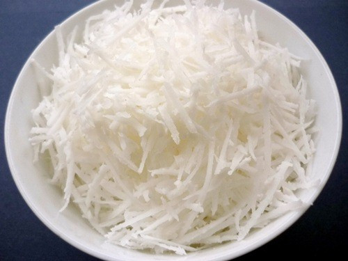 1. Món bánh đa kê. Nguyên liệu: Kê, đậu xanh, đường trắng, dừa nạo sợi, nước vôi trong, muối, bánh đa đã nướng chín. Đậu xanh đãi sạch vỏ rồi ngâm trong nước vôi trong pha loãng 2 giờ. Ảnh: fastfurioussa.com.