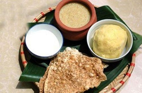 Cho đậu xanh vào hấp cùng ít muối. Khi đậu chín lấy ra giã nhuyễn, nắm thành nắm tròn. Sau đó cho kê vào nồi nấu cùng chút muối. Đun đến khi sôi thì hạ nhỏ lửa. Nấu đến khi miết hạt kê vào tay thấy nhuyễn ra là được. Ảnh: blog.beemart.vn.