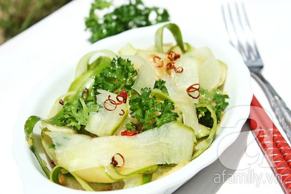 Rau diếp xoắn rửa sạch cắt khúc vừa ăn. Cà chua rửa sạch thái miếng nhỏ vừa ăn. Cam bóc bỏ vỏ, cắt miếng nhỏ vừa ăn. Cho tất cả nguyên liệu vào bát, rưới nước sốt lên trên, trộn đều và thưởng thức. Ảnh: tapchinhabep.vn.