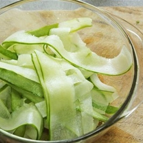 5. Salad dưa leo. Nguyên liệu: Dưa leo, cam, cà chua, rau diếp xoăn, chai sốt salad. Dưa leo rửa sạch, dùng dụng cụ cắt dưa leo hình xoắn ốc dài. Ảnh: cooky.vn.
