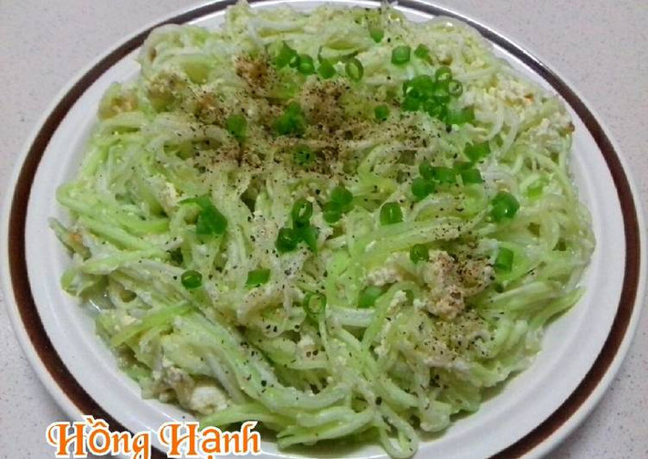 3. Bầu xào thì là. Nguyên liệu: Bầu, thì là, dầu ăn, tỏi. Bầu gọt vỏ, bào nhỏ. Thì là rửa sạch, thái nhỏ. Đun nóng dầu rồi cho bầu vào xào nhanh tay, cho tỏi giã nhỏ và rau thì là vào đảo đều rồi tắt bếp. Ảnh: cookpad.com.