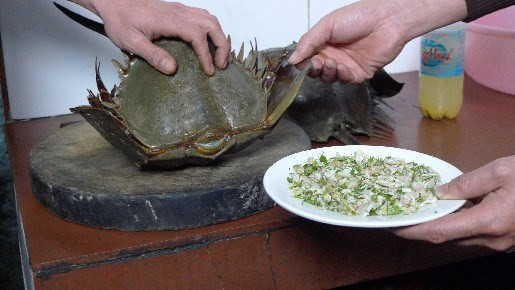 2. Gỏi sam. Nguyên liệu: Bưởi, thịt lợn, rau cần, lạc, rau răm, giấm, nước mắm, đường, tiêu, bột ngọt, chanh, ớt, sam. Sam nướng trên bếp than đỏ lửa cho cháy vỏ. Chờ sam nguội, tách vỏ cẩn thận để lấy trứng ra cho nguyên vẹn. Ảnh: baomoi.com.