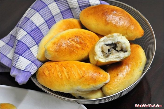 Chữa da khô nhẽo. Thịt gà trống (hoàng hùng kê) 150g, bột mì 210g, hành củ 15g, bột tiêu, gừng, các gia vị khác với liều lượng thích hợp. Thịt gà cùng với hành, tiêu, gừng và các gia vị khác được băm trộn sẵn để làm nhân. Bột mì thêm nước nhào trộn, cán thành bánh. Làm bánh có nhân là thịt gà cùng gia vị, luộc hay hấp chín, làm bữa ăn chính, cho ăn khi đói, ngày 1 lần trong 1 đợt 5 - 10 ngày. Ảnh: Vietgiatri.