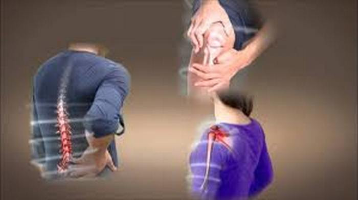 Chữa đau dây thần kinh tọa, thoái hóa cột sống lưng. Rửa sạch chân gà, dùng dao khứa 3-4 đường. 3 vị thuốc bắc là đỗ trọng 10g, ngưu tất 10g đập dập các vị thuốc thành mảnh vụn và ngâm trong 500ml nước nóng 80 độ C khoảng 5 tiếng. Đem đun sôi thì vặn lửa nhỏ thêm 30 phút, lấy nước, bỏ bã Cho 1/3 chân gà vào hầm cùng 8g táo tàu cắt nhỏ thêm 30 phút. Ăn 2 lần/ngày. Ảnh: Thoatvidiadem. (Thông tin trong bài viết chỉ mang tính chất tham khảo. Trước khi sử dụng bài thuốc, bạn vui lòng hỏi ý kiến bác sĩ).