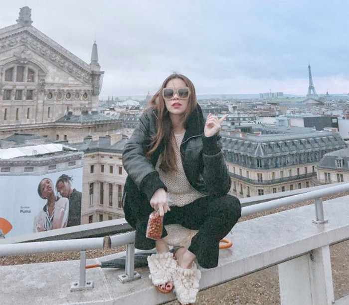 Tuy nhiên khi vào tay biểu tượng thời trang của giới trẻ - Hồ Ngọc Hà thì đôi dép "lau nhà" đã được kết hợp khéo léo để cho ra siêu phẩm thời trang. Ảnh: FBNV.