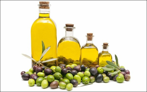 4. Dầu oliu: Hòa dung dịch chanh và tinh dầu ôliu đã chuẩn bị và dùng ngón tay thấm dung dịch đã trộn massage đều lên ngực và vùng nhũ hoa khoảng 15 phút. Ảnh: doisongphapluat.com.