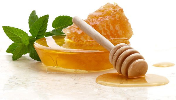 2. Mật ong: Trộn mật ong và nước chanh tỷ lệ ngang nhau và đựng chúng trong một cái chai. Thoa một lớp mỏng hỗn hợp này lên nhũ hoa trong vòng 30 phút mỗi ngày. Rửa sạch mặt bằng nước sạch. Ảnh: KhoaHoc.tv.