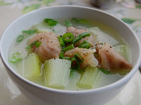 Chị em có thể làm đu đủ xanh thành rất nhiều món ăn khác nhau như: hầm với móng giò heo, canh đu đủ nấu với sườn heo, hoặc cũng có thể uống nước ép đu đủ… Ảnh: 2monngonmoingay.net.