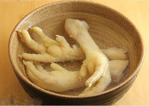 4. Nước hầm chân gà. Hằng ngày chị em chỉ cần ăn 3-4 cái chân gà, đảm bảo núi đôi của chị em sẽ nảy nở và đầy đặn lên chỉ sau khoảng thời gian ngắn. Cách làm món này cũng khá dễ, sau khi mua chân gà về bạn hãy rửa thật sạch, chặt thành khúc vừa ăn rồi rang chân gà với gừng cùng với các loại gia vị cần thiết, tiếp đó cho nước vào và ninh trong khoảng 20 phút. Ảnh: ngoisao.vn.