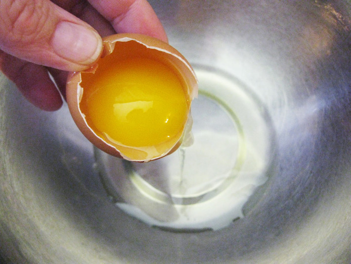 Thêm một chút gel nha đam, thêm chút mật ong để tăng hương vị nếu muốn. Nên dùng sau bữa ăn như một món tráng miệng. Ăn liên tục trong 2 tháng bạn sẽ cảm nhận được sự khác biệt. Ảnh: thienhaspa.vn.