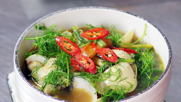 3. Canh nghêu thì là. Nguyên liệu: Nghêu, cà chua, thì là, nước mắm, ớt, muối, sấu. Thịt nghêu ướp muối, hành băm. Cà chua cắt múi, thì là cắt dài 3cm. Phi hành, cà chua, đun sôi nước cùng sấu và ớt. Nước sôi thì cho nghêu vào, nêm gia vị, thêm thì là rồi tắt bếp. Ảnh: cgvdt.vn.