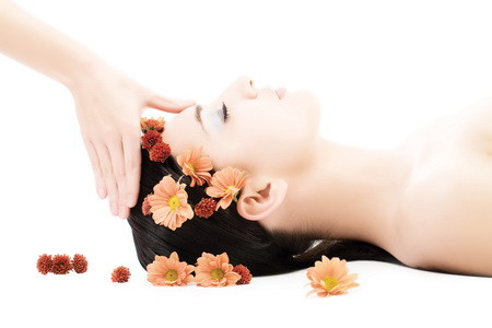 Kết thúc những ngày Tết, các loại hoa cũng không còn được chưng trong nhà. Nhưng bạn hãy khoan vất bỏ nó đi. Bạn có thể tận dụng các loại hoa mùa xuân để chế thành các loại mỹ phẩm vô cùng tốt. Ảnh: Vietq.