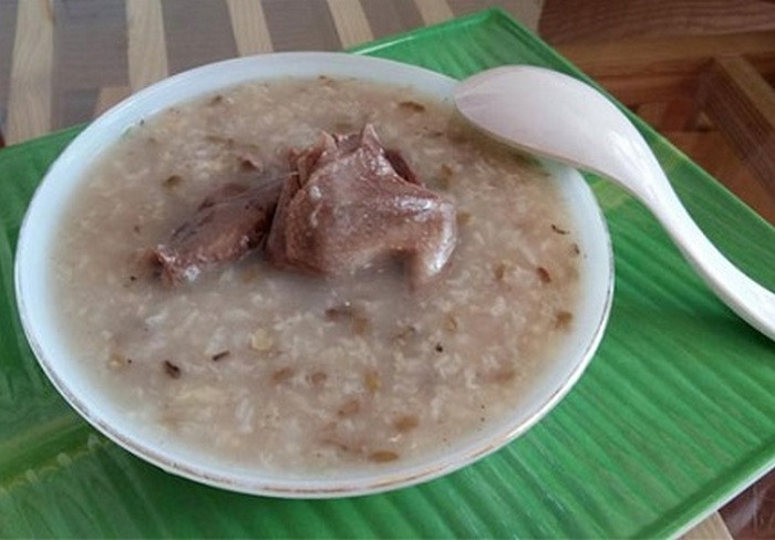 Cháo bồ câu. Dùng 1 con chim bồ câu, 60g gạo tẻ, 20g đan sâm, 20g lạc tiên, gia vị ăn vừa miệng. Bồ câu làm sạch bỏ nội tạng, đan tiên và lạc sâm sắc lấy nước bỏ bã. Dùng nước sắc này bỏ vào hầm cháo chim bồ câu. Cuối cùng thêm gia vị và rau thơm. Món ăn này có tác dụng hoạt huyết, bổ khí giảm đau, chống co thắt, dưỡng tâm an thần dịu đau, hết lo âu, hoảng hốt. Ảnh: Lamsao.