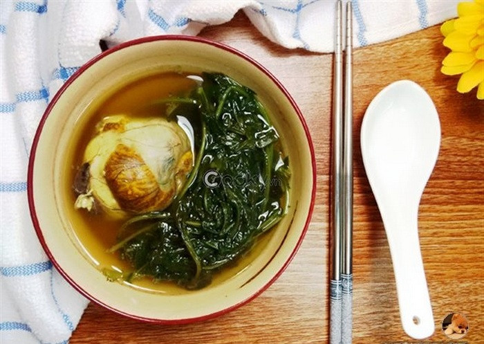 Trứng vịt lộn hầm ngải cứu. Dùng 5 quả trứng vịt lộn, 60g lá ngải non. Luộc chín trứng vịt lộn, lá ngải rửa sạch và cho gia vị vào hầm chín kỹ. Ăn lúc còn nóng. Bài thuốc này rất tốt cho tim mạch, phù hợp những người bị đau thắt ngực, khó thở, khó ngủ. Ảnh: Iunauan. (Thông tin trong bài viết chỉ mang tính chất tham khảo. Trước khi sử dụng bài thuốc, bạn vui lòng hỏi ý kiến bác sĩ).