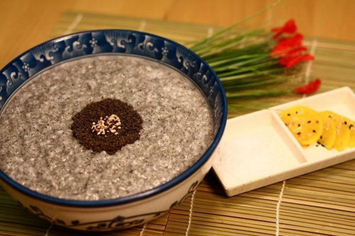 Cháo hà thủ ô. Dùng hà thủ ô chế 30 – 60g, gạo tẻ 60g, táo tàu 3 – 5 trái, đường đỏ lượng thích hợp; nấu cháo ăn. Bài thuốc này chữa thiếu máu cơ tim, kèm theo những biểu hiện như hoa mắt, chóng mặt, đau đầu, lòng bàn chân bàn tay và giữa ngực hâm hấp nóng, sốt nhẹ về chiều, đại tiện táo bón. Ảnh: Monngonmoingay.