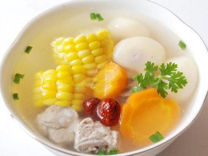 Canh sườn bắp ngô. Bắp ngô non 400g, củ cải 200g, thịt sườn 200g. Ngô, củ cải cắt khúc nầm cùng thịt sườn lửa nhỏ trong 40 phút. Bắp ngô non có vị ngọt tính bình, có tác dụng điều trung khai vị, giảm mỡ, lợi tiểu, lợi mật, giảm huyết áp. Củ cải vị ngọt, tính cay, hơi mát, có tác dụng thuận khí lợi tiểu giúp máu lưu thông. Ảnh: Lamsao.