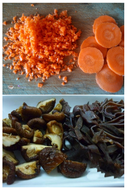 Thịt đông chay. Nguyên liệu chính là bột gạo lức, cà rốt bí đỏ, tảo spirna, gia vị vừa ăn. Đầu tiên xào sơ mộc nhĩ nấm hương bí đỏ. Sau đó đu tảo tan và bỏ vào đun đến khi sôi bớt lửa đun lâm râm. Cảm thấy vừa chín tới thì tắt bếp đổ vào khuôn. Ảnh: Lamsao.