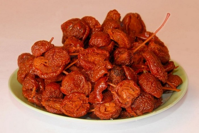 Trà và sơn tra. Trà 30g, sinh sơn tra 10 – 15g. Hai vị hãm nước sôi uống hàng ngày. Có công dụng tiêu mỡ giảm béo. Nghiên cứu dược lý hiện đại đã chứng minh sơn trà có tác dụng điều chỉnh rối loạn lipid máu rất tốt và góp phần thúc đẩy quá trình chuyển hóa chất đường và chất béo trong gan. Ảnh: Pinterest.