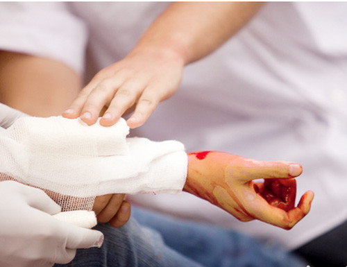 Cầm máu: Nướng củ gừng tươi cho đến khi chín vàng mặt ngoài, gừng sẽ có vị đắng nóng. Ăn vào vết thương sẽ hết chảy máu. Ảnh: Soha.vn.