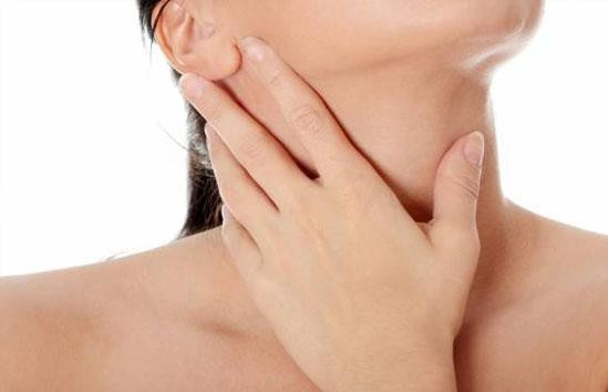Đau họng, ho có đờm: Cho một ít mật ong trộn với nước hạt tiêu đen sắc cho đến khi lượng nước còn một phần tư và dùng trong 1 tuần. Ảnh: benhviemhong.com.