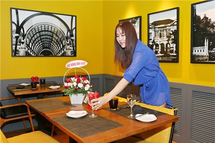 Để tạo sự bất ngờ và lãng mạn trong hôn nhân, cô nàng đã đặt một bàn tiệc tại nhà hàng sang trọng, tự tay chuẩn bị mọi thứ cho sinh nhật chồng. Ảnh: Khampha.