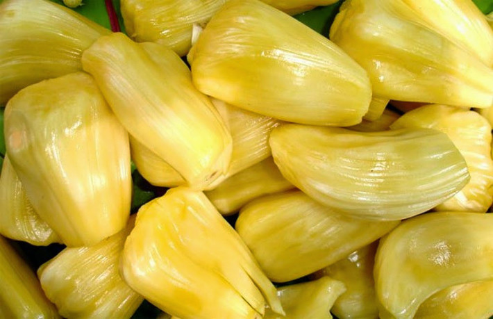 4. Kem mít. Nguyên liệu: Kem tươi, sữa đặc có đường, mít đã bóc vỏ, bỏ hạt. Cắt khúc 2/3 lượng mít. Cho vào máy xay nhuyễn với đường. Nếu mít hơi cứng, khó xay thì cho thêm khoảng 20gr sữa tươi không đường vào để máy xay dễ dàng hơn. Nếu chọn loại mít chín mềm thì có thể bỏ qua sữa tươi. 1/3 lượng mít còn lại cắt hạt lựu. Ảnh: platvietnam.com.