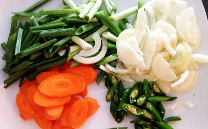 2. Bạch tuộc xào cay. Nguyên liệu gồm bạch tuộc, hành tây, cà rốt, ớt xanh, tỏi băm, bột ớt Hàn, dầu mè, đường, nước tương, tiêu, vừng rang. Đầu tiên rửa sạch bạch tuộc rồi sơ chế bỏ bụng, mắt, mật rồi thái miếng vừa ăn để ráo. Rửa sạch các loại rau củ và thái lát. Ảnh: Toinayangi.