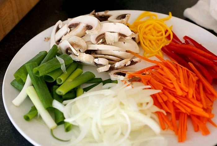 3. Miến xào kiểu Hàn. Nguyên liệu gồm miến Hàn Quốc, hành tây, cà rốt, cải xoăn, hành lá, tỏi, nấm đông cô, thịt bò, vừng rang, nước tương, dầu mè, dầu ăn, đường, hạt nêm. Đầu tiên luộc sơ qua miến và để ráo. Hòa chút dầu mè, nước tương, đường đánh tan rồi đổ vào miến ướp. Ảnh: Laodong.