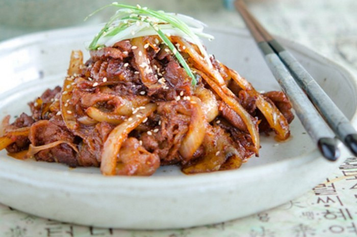 Thịt lợn mua về rửa sạch, xắt lát mỏng, ướp cùng hỗn hợp gia vị vừa làm. Bắc chảo dầu, đảo thịt trên lửa vừa chừng 5 phút rồi cho hành tây vào. Xào đến khi thịt chín, hành vừa mềm thì nêm nếm cho vừa miệng rồi tắt bếp. Ăn nóng với cơm. Ảnh: Vnngon.
