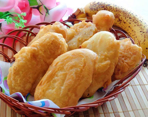 4. Bánh chuối: Có nhiều cách chế biến như hấp, nướng, ăn kèm nước cốt dừa hoặc không... Một phần bánh chuối có giá từ 5.000-7.000 đồng.