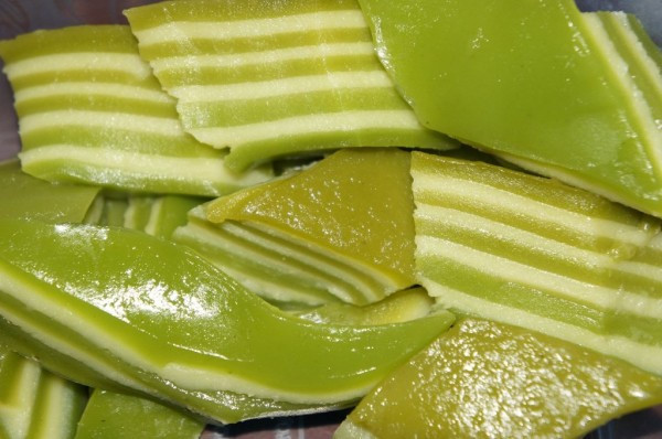 12. Bánh da bò (bánh 7 tầng) có vị dẻo mềm của bột, thơm béo của đậu xanh xay nhuyễn. Món bánh này có giá 5.000-7.000 đồng một miếng (cái). Ảnh: english.vov.vn.