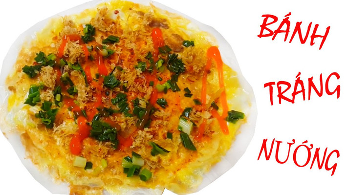 14. Bánh tráng nướng có giá khoảng 10.000 đồng. Bạn có thể tìm thấy món ăn này ở các khu chợ, công viên, trường học. Ảnh: youtube.com.