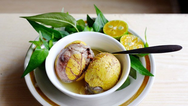 13. Trứng vịt lộn luộc hay xào me có giá khoảng 7.000 đồng một trứng. Dù được đưa vào danh sách món ăn kinh dị nhất thế giới, trứng vịt lộn vẫn là món ăn ngon, bổ dưỡng, bình dân của hầu hết người Việt. Ảnh: vina.vn.
