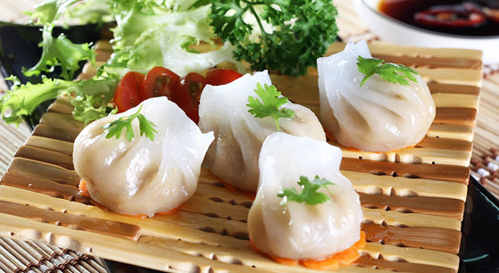 8. Há cảo: Có nhiều loại nhân há cảo để bạn lựa chọn như tôm, thịt bò, rau, thịt heo trộn... Dù loại nhân nào, món ăn này đều có giá từ 1.000-5.000 đồng một cái. Như vậy là bạn vẫn có thể ăn nhiều hơn 1 cái nếu chỉ còn 10.000 đồng phải không nào? Ảnh: aMeovat.com.