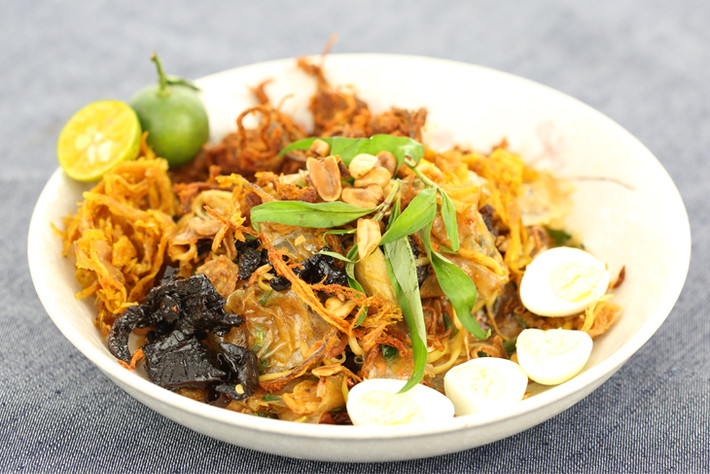 11. Bánh tráng trộn là món ăn vặt chưa bao giờ "lỗi thời" có giá 10.000 đồng một bịch. Ảnh: dienmayxanh.vn.