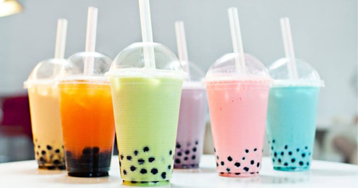 4. Món trà sữa. Nguyên liệu: Nước, sữa tươi không đường, trà mạn, đường. Đặt nồi lên bếp, cho vào nồi nước lọc, nấu cho sôi lên thì hạ lửa nhỏ lại. Khi nước trong nồi đã sôi thì cho vào nồi 3 muỗng cà phê trà mạn, nấu 1 - 2 phút. Ảnh: Lamsao.com.