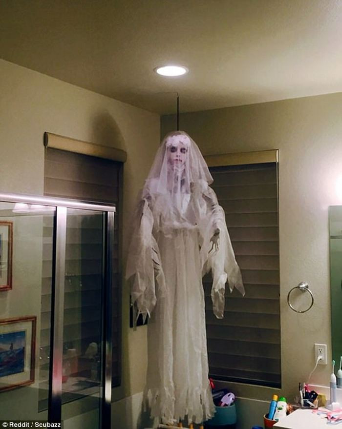Nắm bắt tâm lý một ông chồng nhát gan, cô vợ đã tạo ra một trò đùa ngày Halloween. Ông chồng này đã suýt ngất khi bước vào nhà tắm.