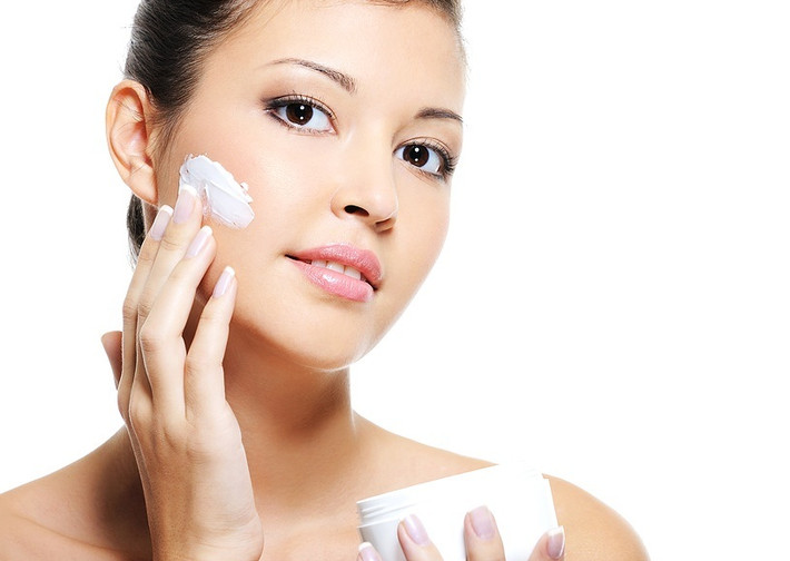 4. Dưỡng ẩm cho da: Sau những dọn dẹp, bạn cần dưỡng ẩm cho làn da, cung cấp độ ẩm tự nhiên, thải độc tố, chống lại sự xâm nhập và gây ảnh hưởng đến sức khỏe của làn da. Ảnh: suckhoedoisong.vn.