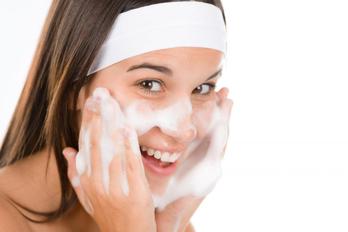 2. Duy trì thói quen rửa mặt thường xuyên và đúng cách để loại bỏ bụi bẩn làm viêm, tắc lỗ chân lông. Hãy lựa chọn sản phẩm sữa rửa mặt làm sạch sâu chuyên dụng, hợp làn da. Ảnh: Beleza.vn.