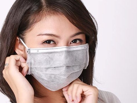 1. Đeo khẩu trang, găng tay chuyên dụng khi lau dọn: Đây là thói quen tốt cho làn da, không chỉ cuối năm mà bất kì khi nào dọn dẹp bạn cũng nên thực hiện. Bụi bặm sẽ không thể bám vào da mặt bạn được. Ảnh: dkn.tv.