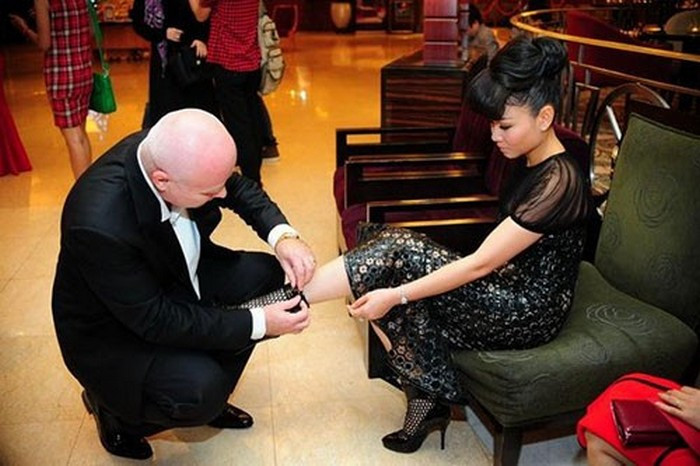 Không chỉ mang lại cho Thu Minh cuộc sống giàu có, chồng ngoại quốc còn khiến người phải ngưỡng mộ khi chiều vợ hết mực. Anh luôn theo sát bên vợ để chăm sóc và ủng hộ nữ ca sỹ "đường cong". Ảnh: Yannews.